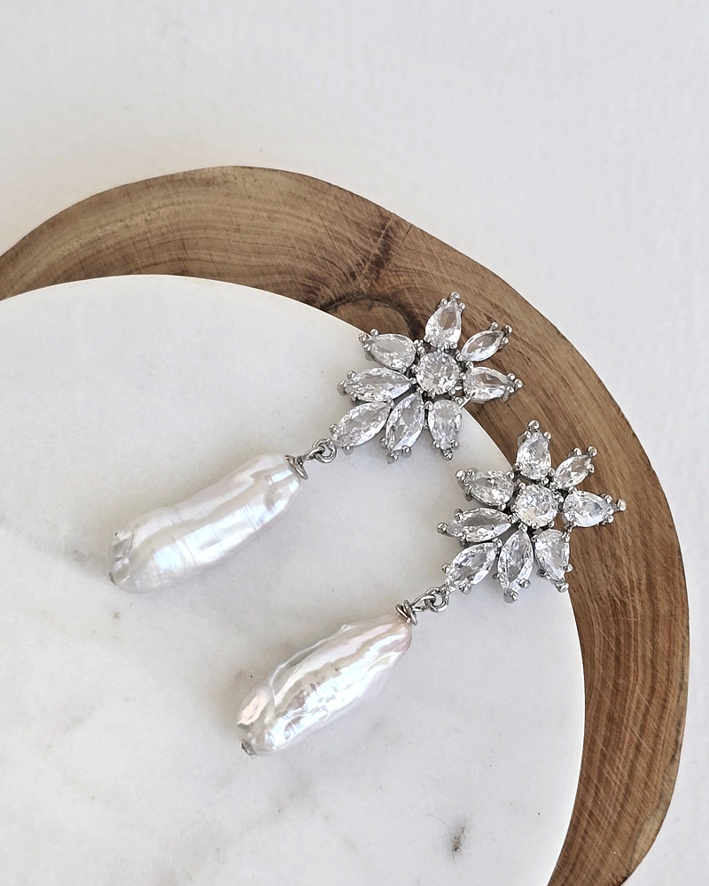 Aros flor circonitas con perla barroca alargada