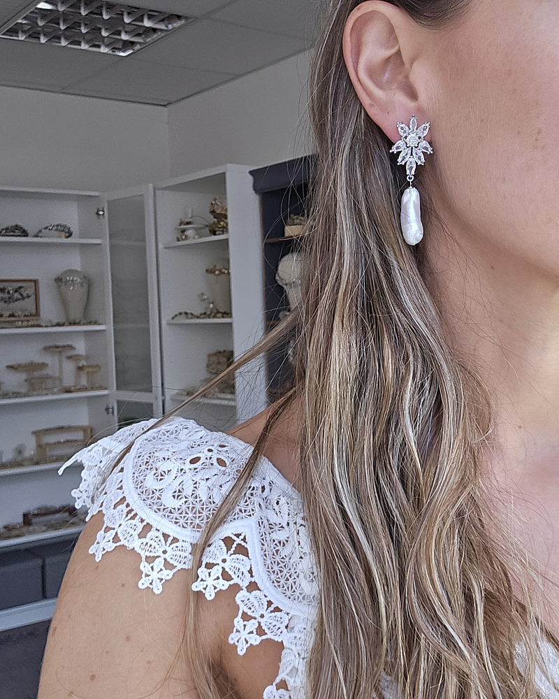 Aros flor circonitas con perla barroca alargada