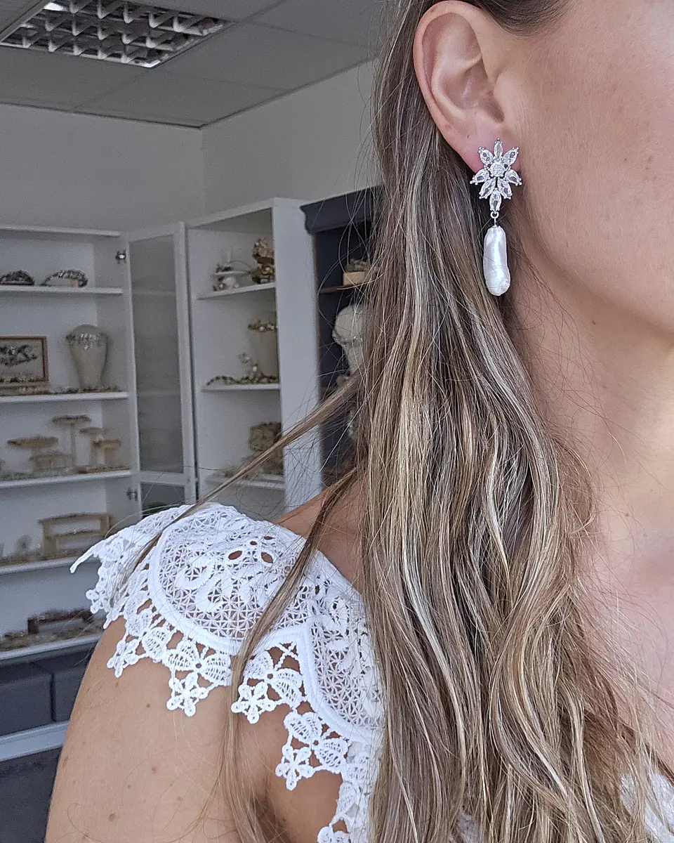 Aros flor circonitas con perla barroca alargada 6