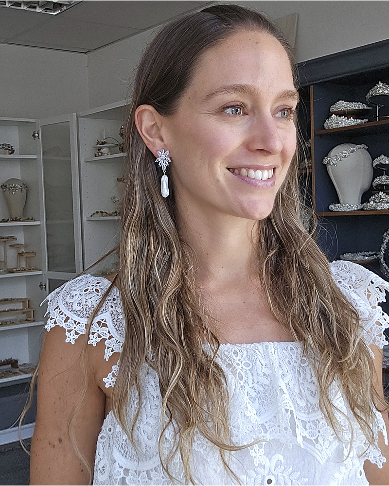 Aros flor circonitas con perla barroca alargada