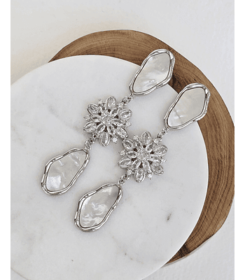 Aros largos de nácar y flor de circonitas