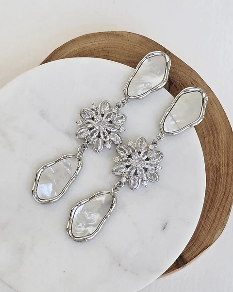 Aros largos de nácar y flor de circonitas