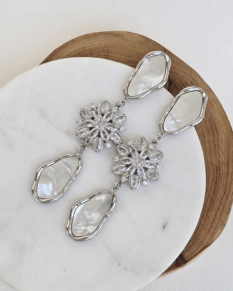 Aros largos de nácar y flor de circonitas