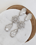 Aros largos de nácar y flor de circonitas