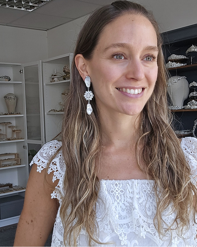 Aros largos de nácar y flor de circonitas