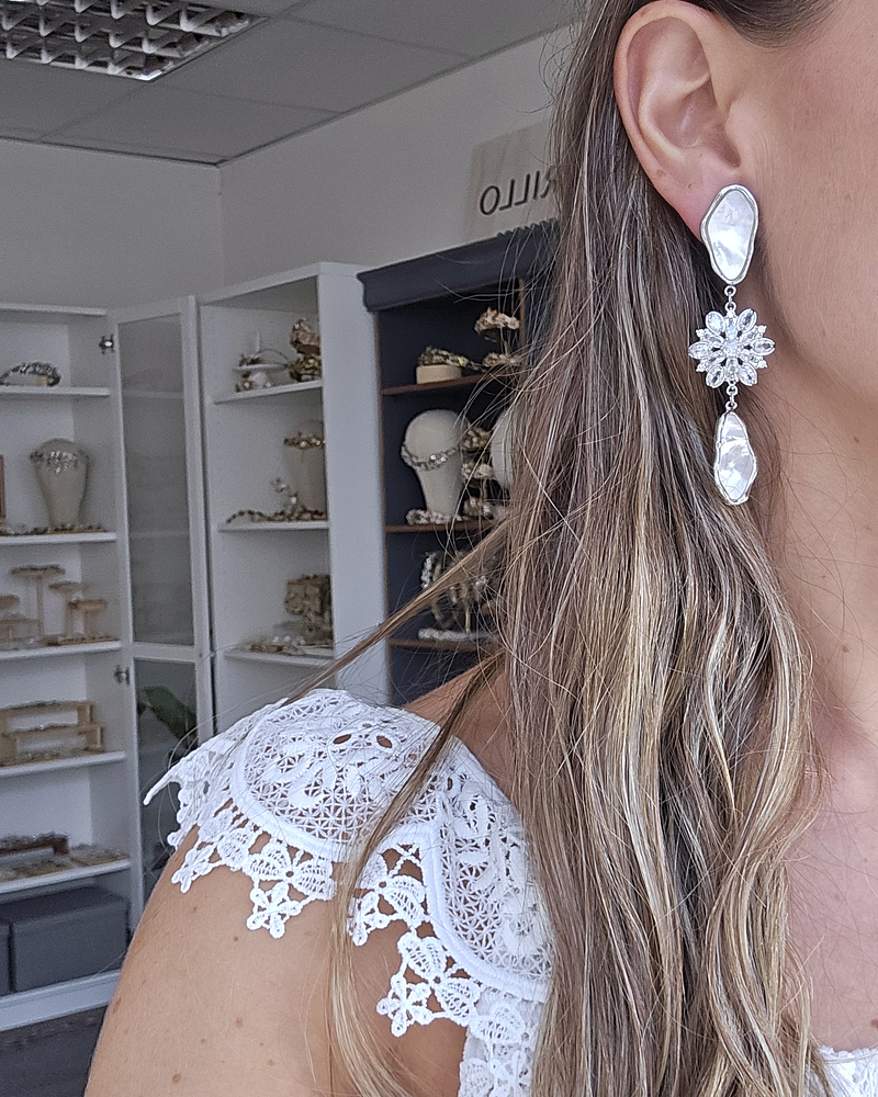 Aros largos de nácar y flor de circonitas