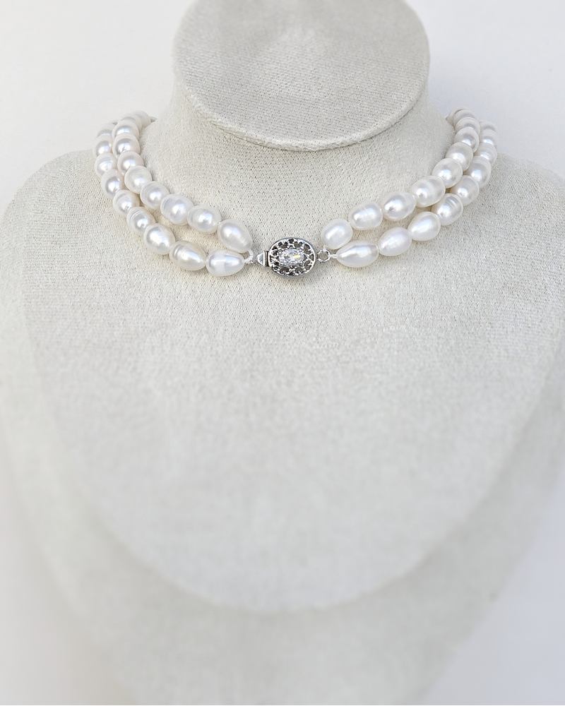 Choker doble de perlas con centro vintage plateado