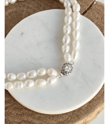 Choker doble de perlas con centro vintage plateado