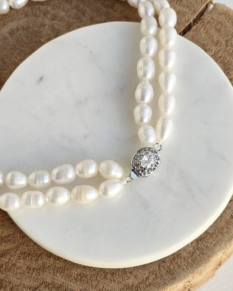 Choker doble de perlas con centro vintage plateado