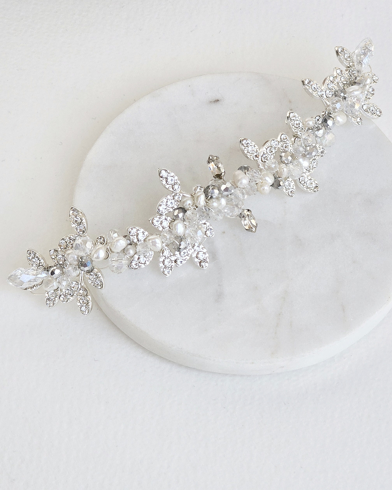 Tocado hojas con brillo y perlas