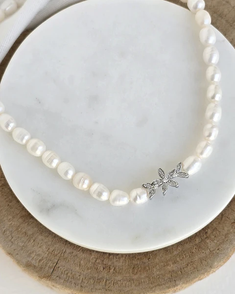 Choker de perlas centro de flor con circonita