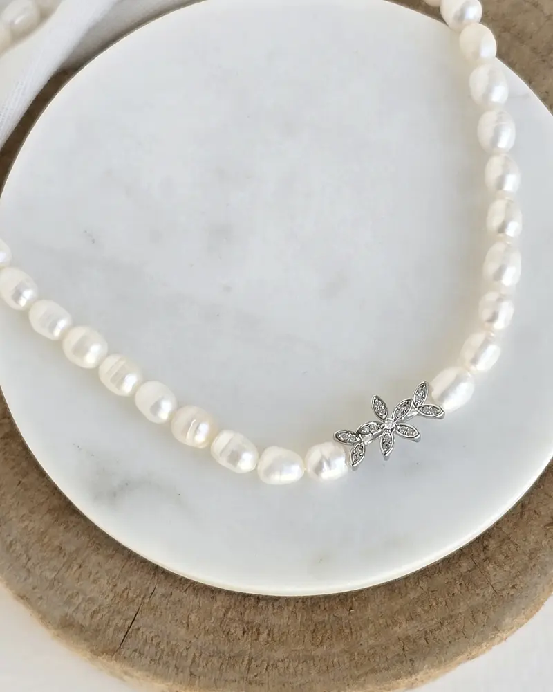 Choker de perlas centro de flor con circonita