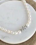 Choker de perlas centro de flor con circonita