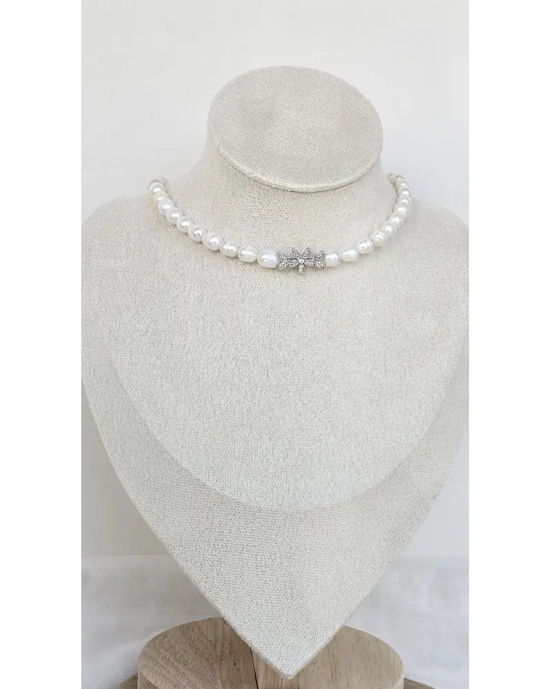 Choker de perlas centro de flor con circonita
