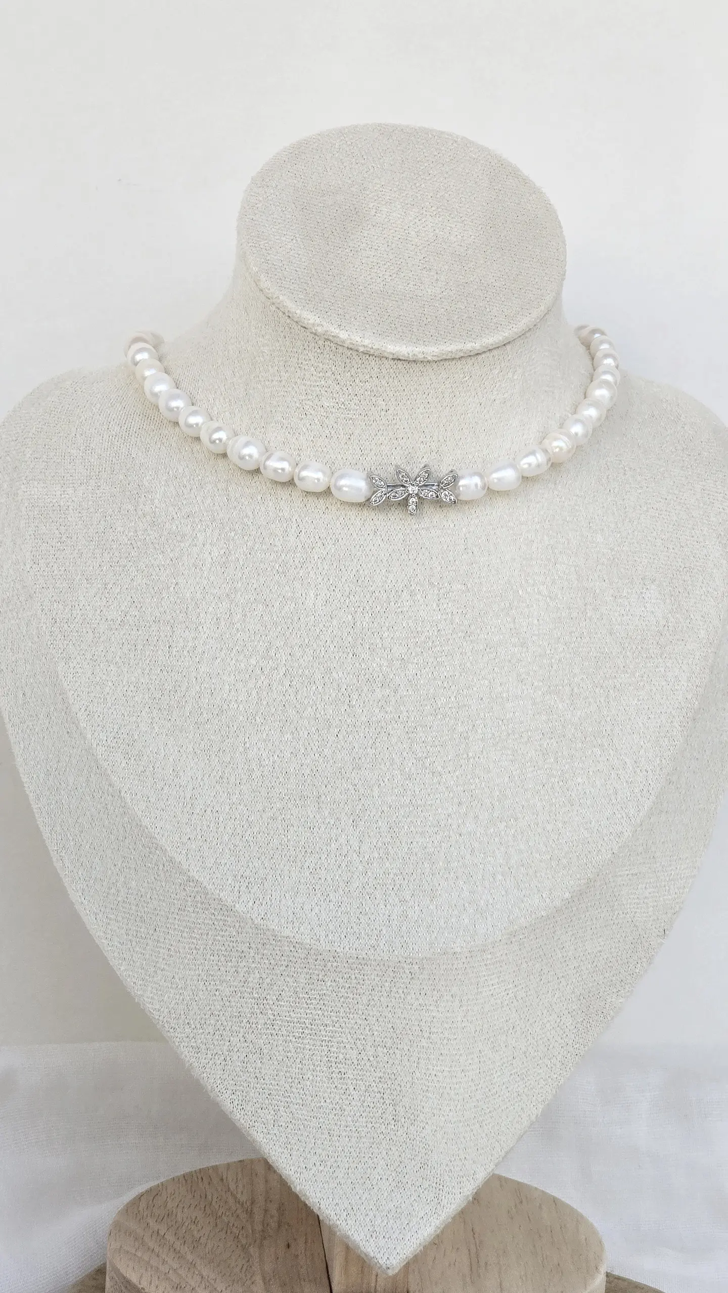 Choker de perlas centro de flor con circonita 4