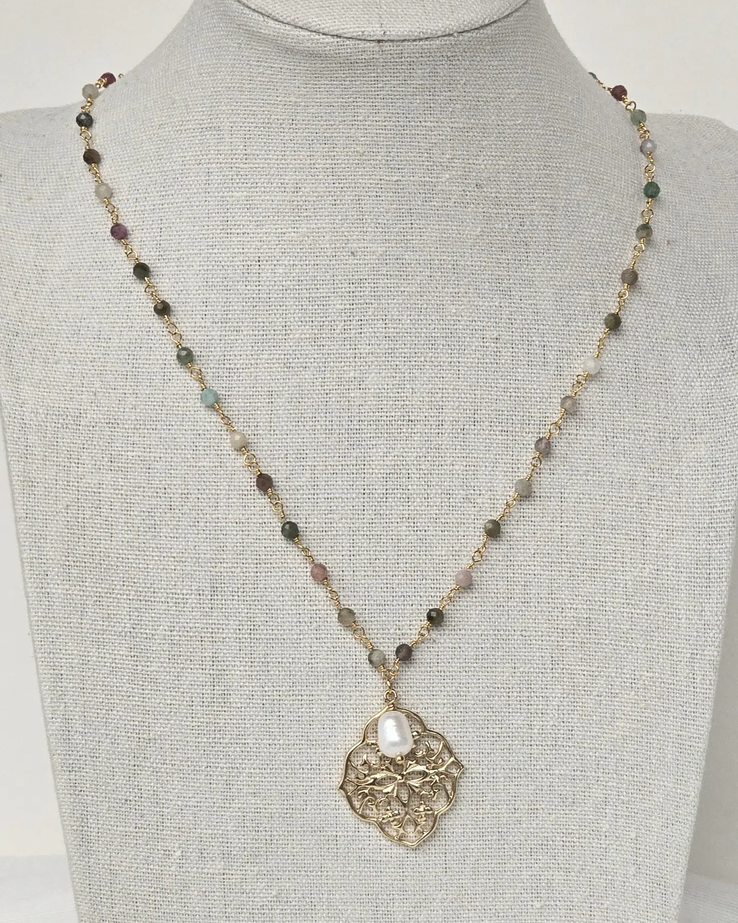 Collar turmalinas, mándala y perla 3