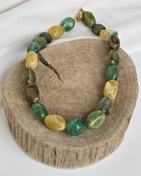 Collar multicolor verde resina