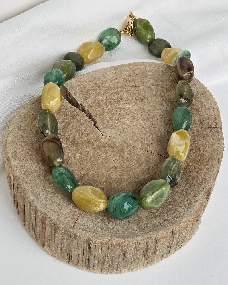 Collar multicolor verde resina