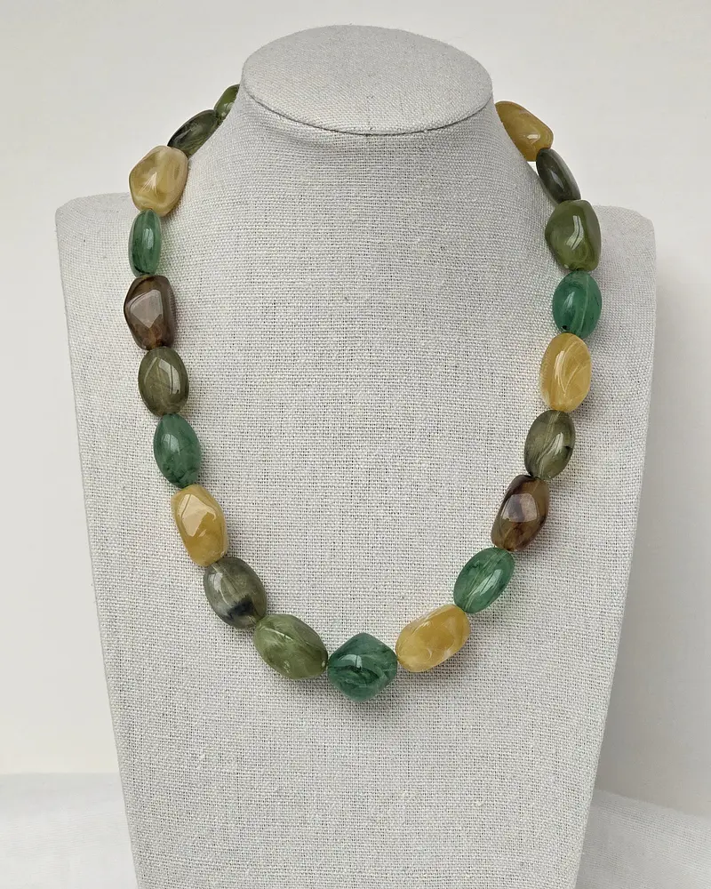 Collar multicolor verde resina