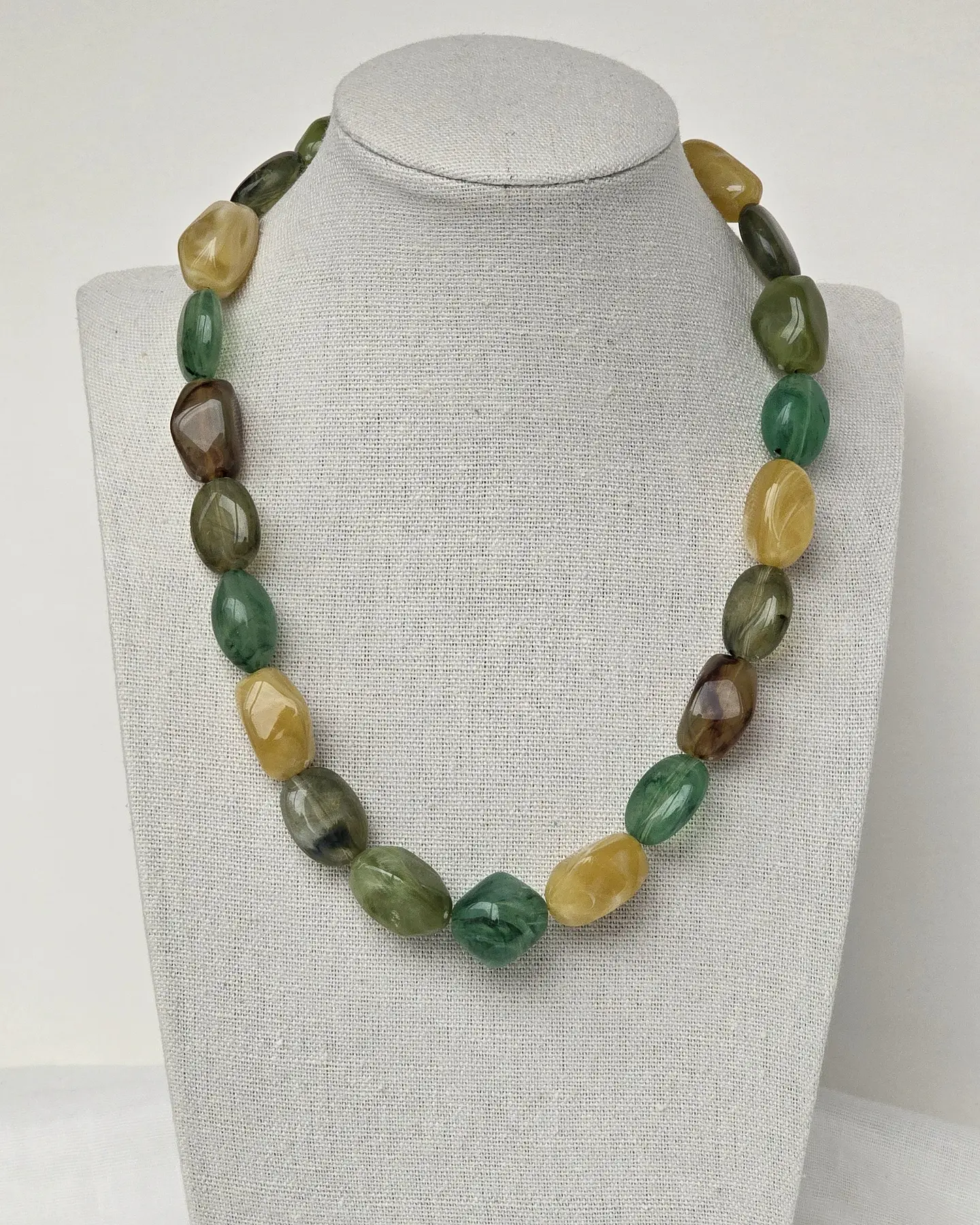 Collar multicolor verde resina 3