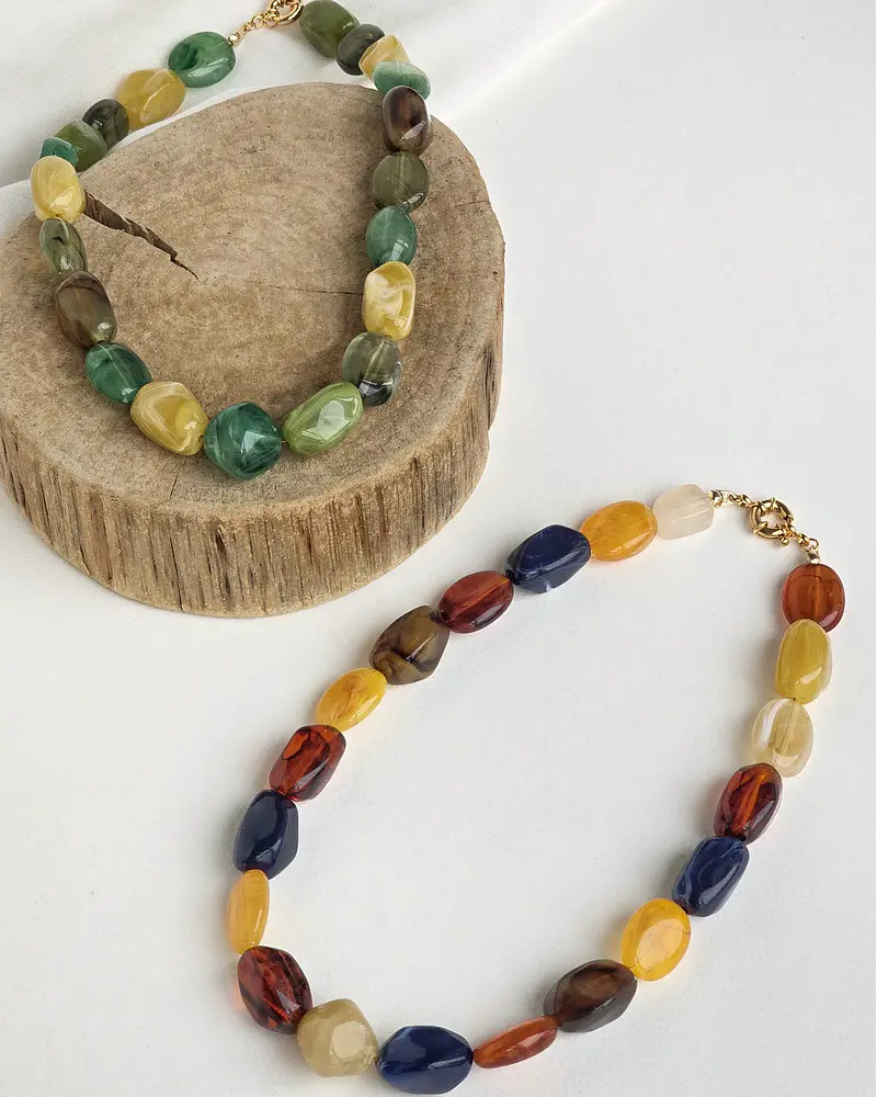 Collar multicolor verde resina