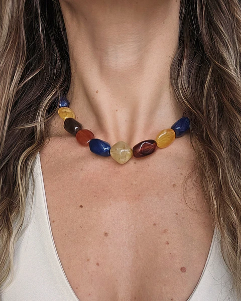 Collar resina multicolor azul y caramelo