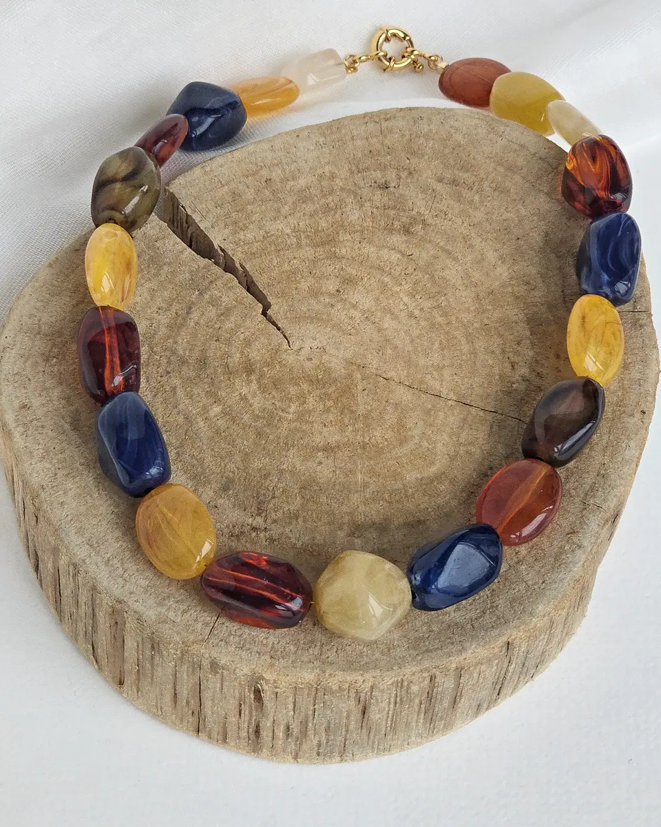 Collar resina multicolor azul y caramelo 1