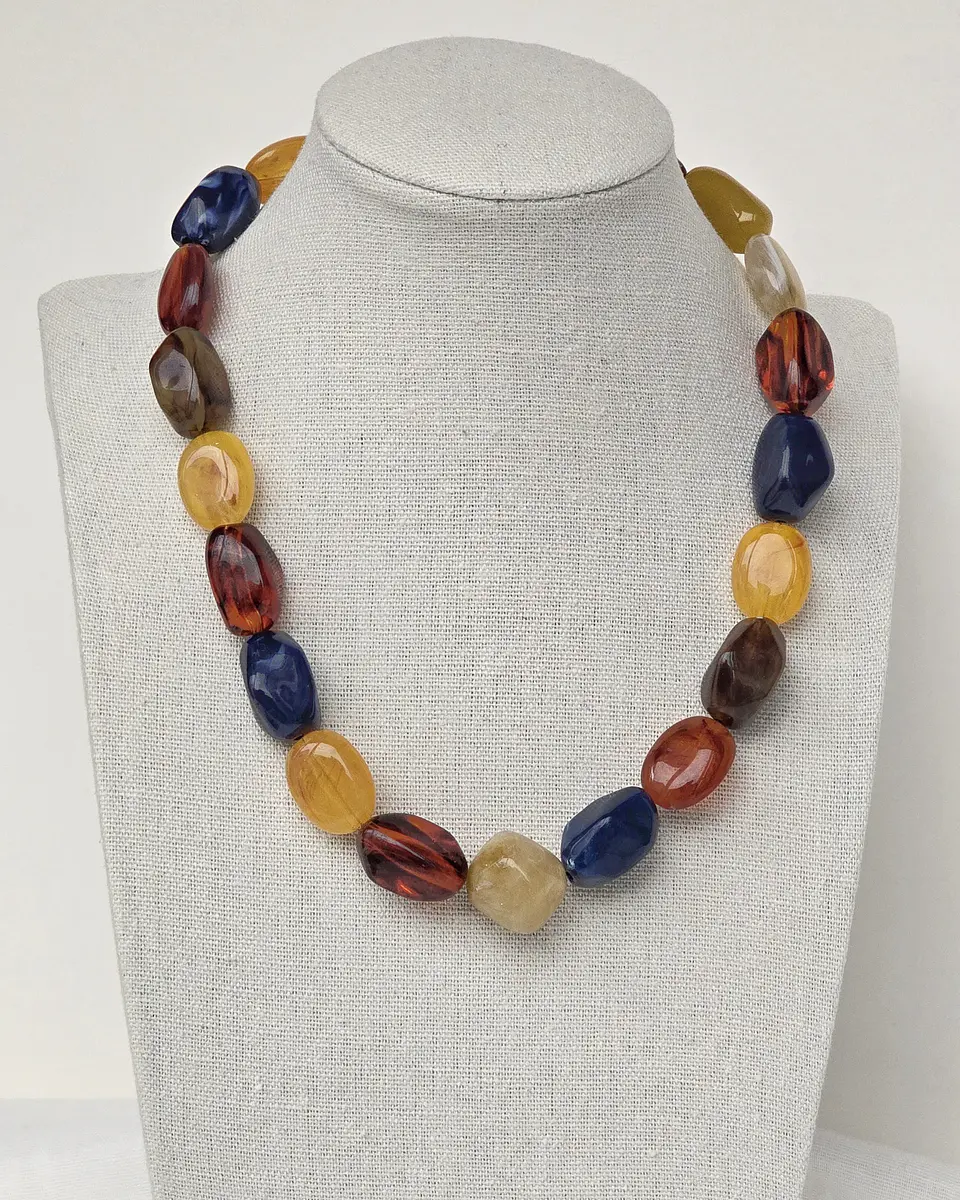 Collar resina multicolor azul y caramelo 3