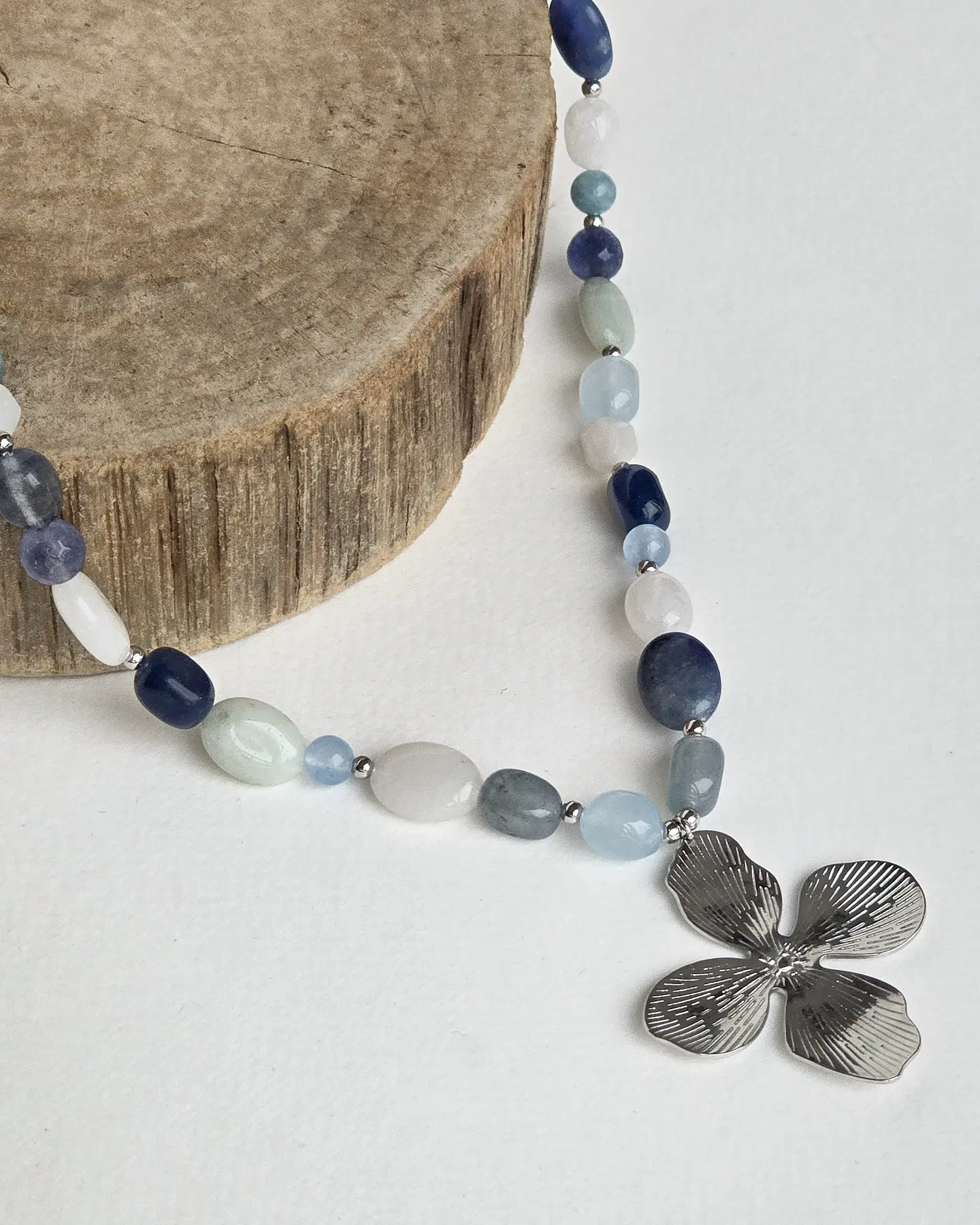 Collar piedras naturales azules con flor grande 4