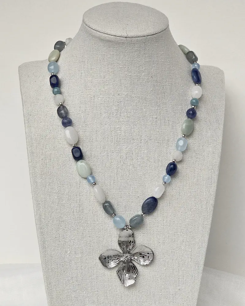 Collar piedras naturales azules con flor grande