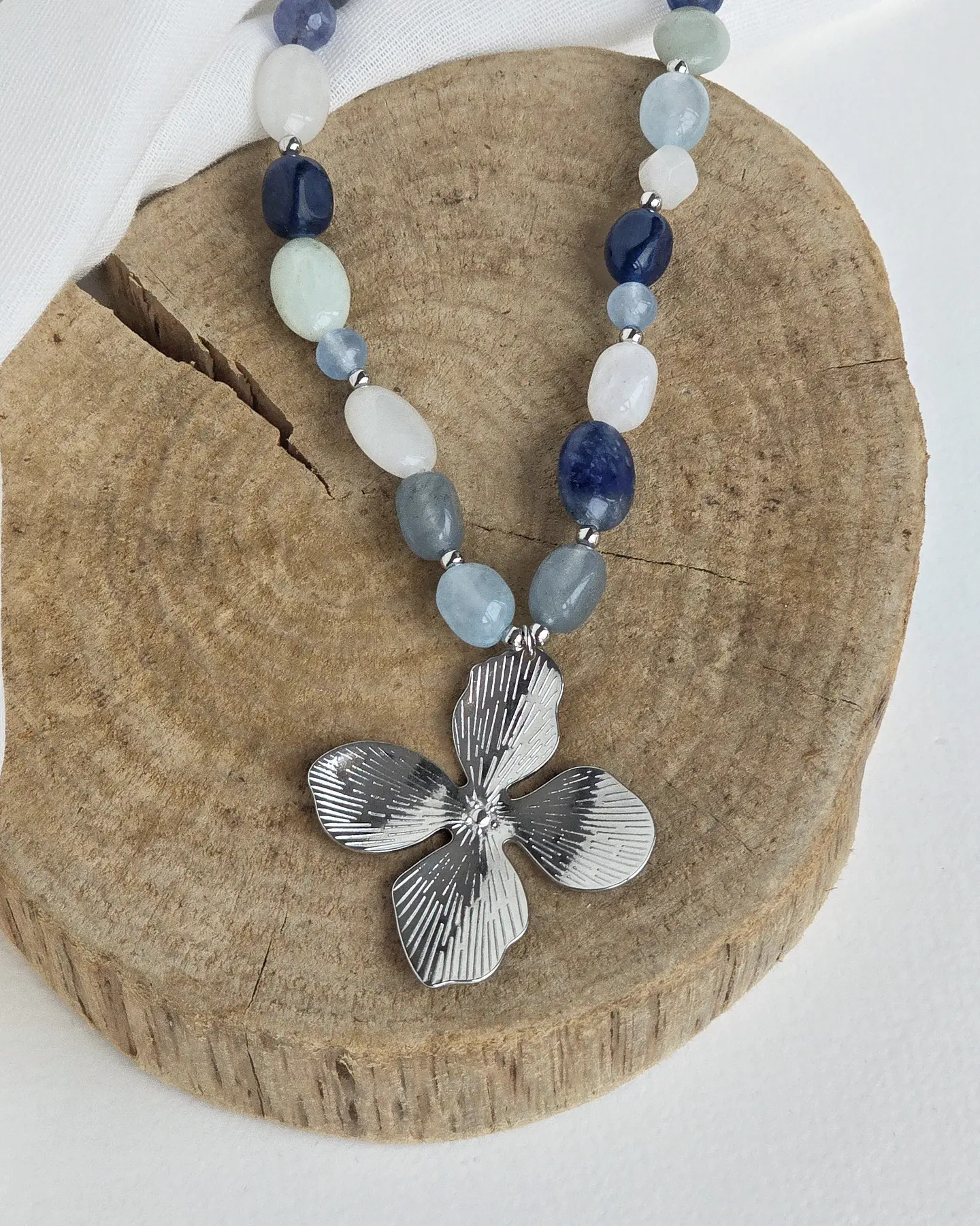 Collar piedras naturales azules con flor grande 2