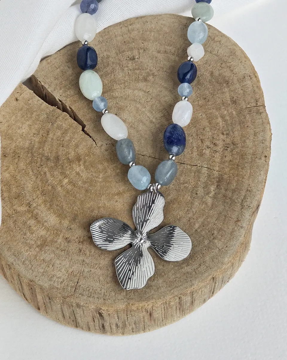 Collar piedras naturales azules con flor grande 2