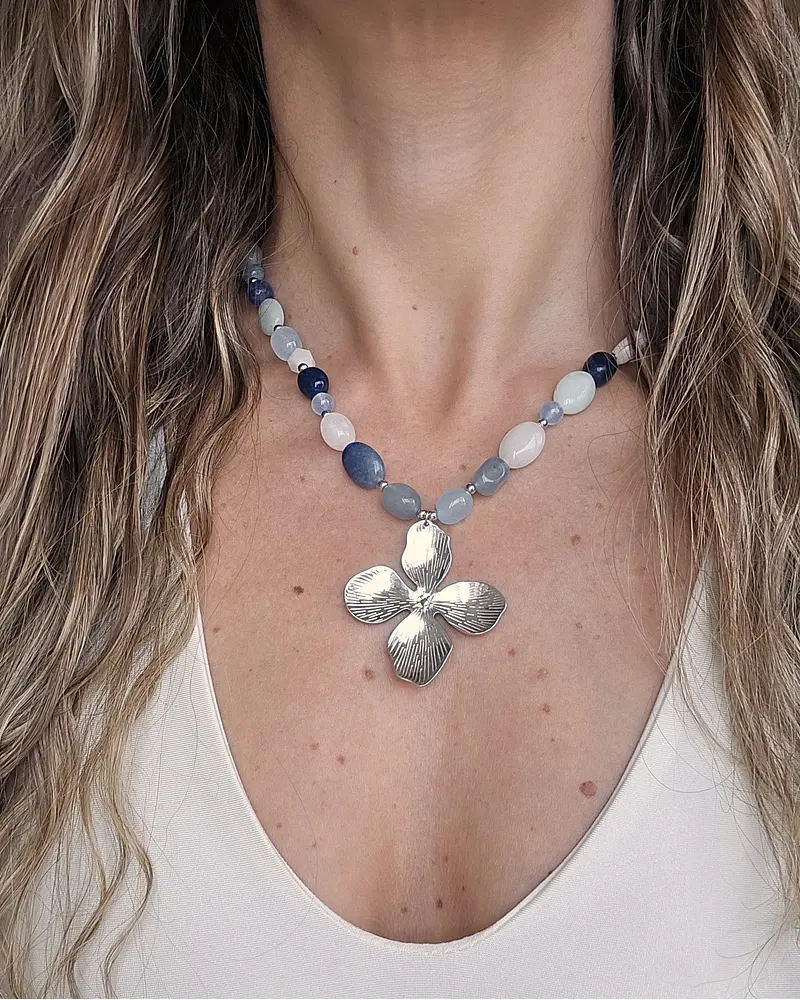Collar piedras naturales azules con flor grande