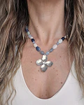 Collar piedras naturales azules con flor grande