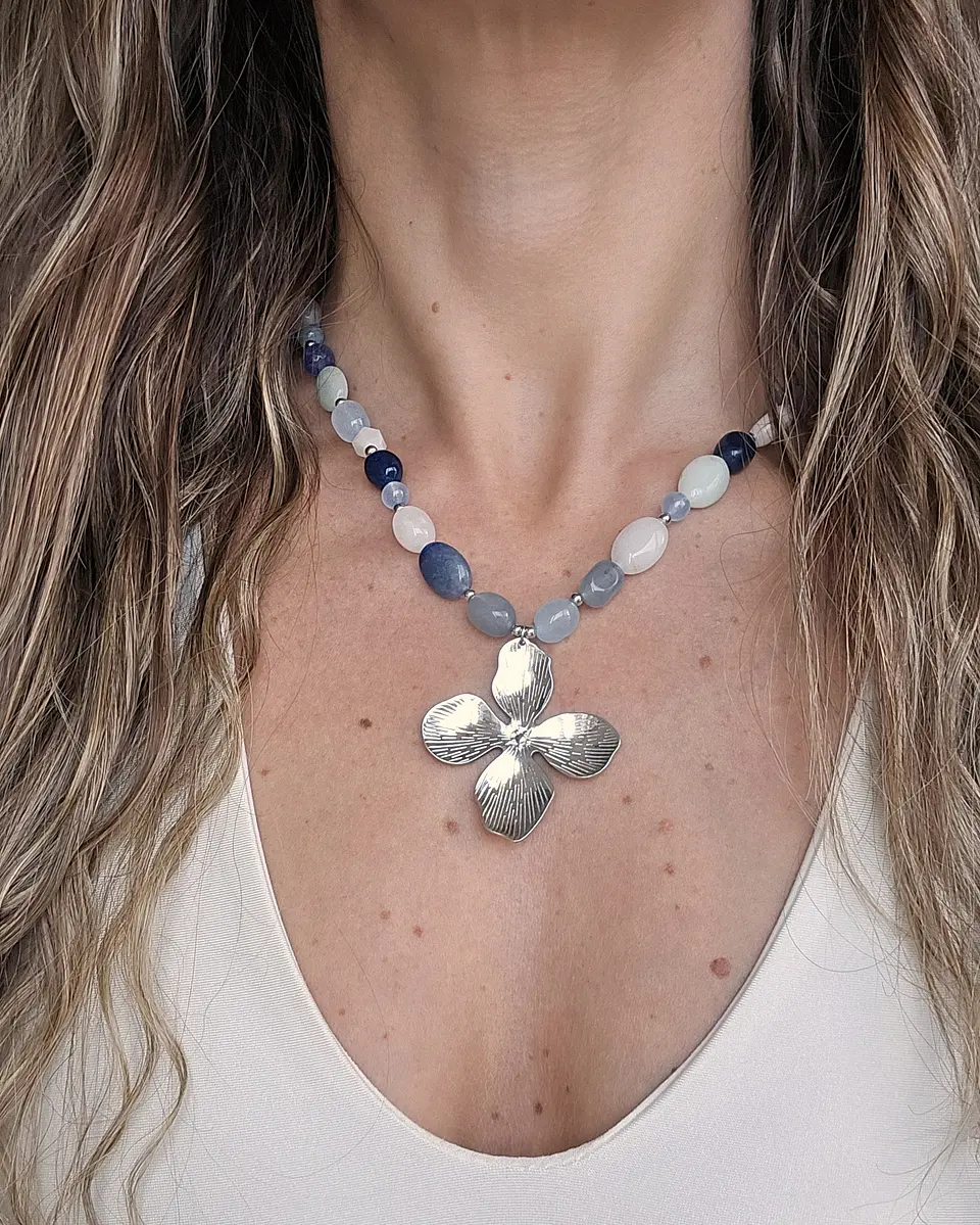 Collar piedras naturales azules con flor grande 3