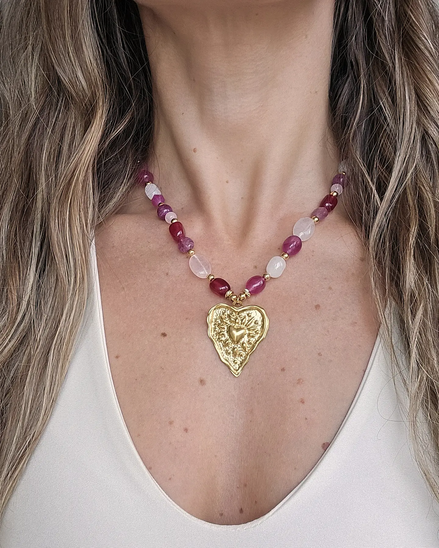 Collar piedras naturales grandes frambuesa y corazón 3