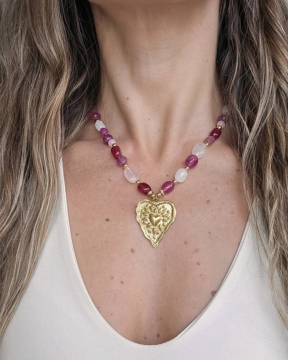 Collar piedras naturales grandes frambuesa y corazón 3