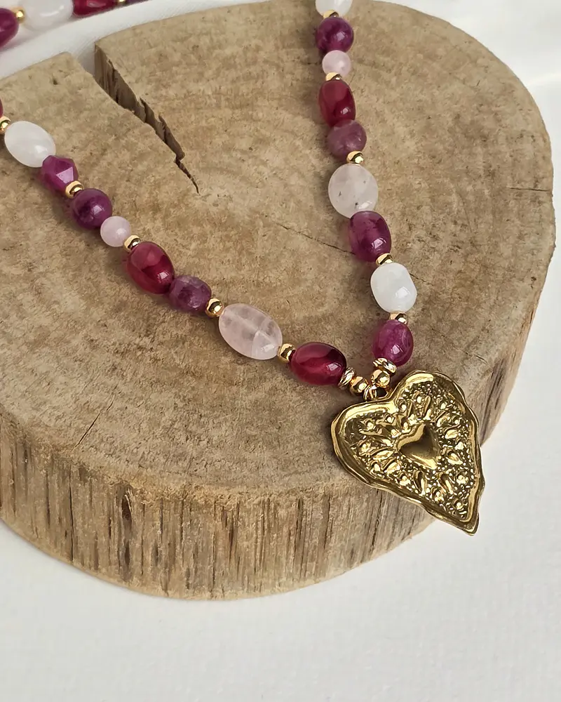 Collar piedras naturales grandes frambuesa y corazón