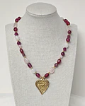Collar piedras naturales grandes frambuesa y corazón