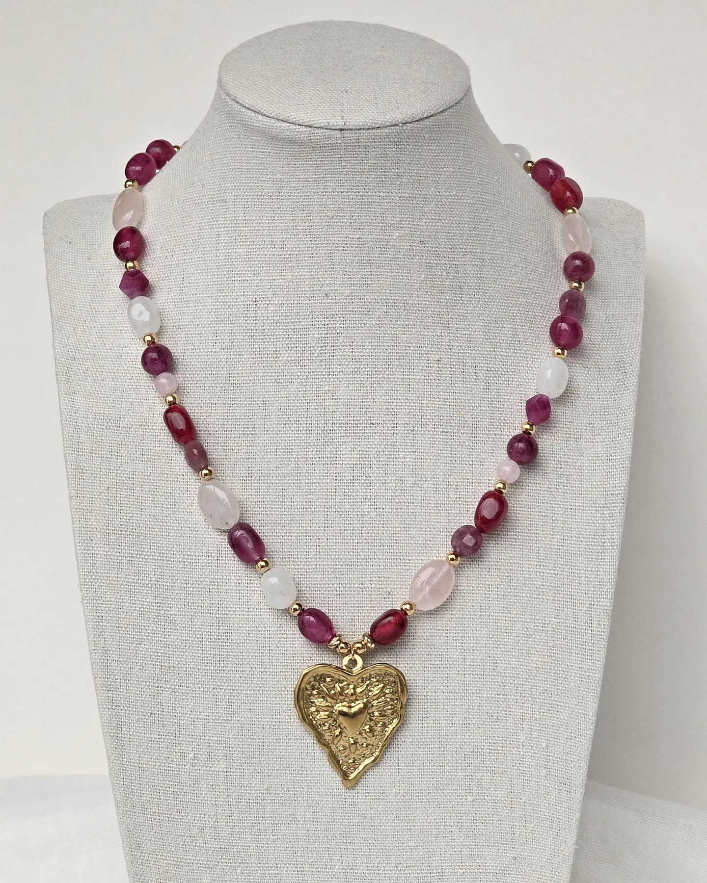 Collar piedras naturales grandes frambuesa y corazón 4