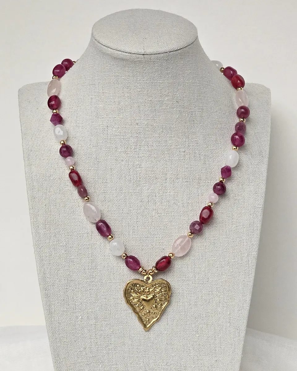 Collar piedras naturales grandes frambuesa y corazón 4