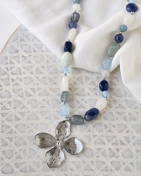 Collar piedras naturales azules con flor grande