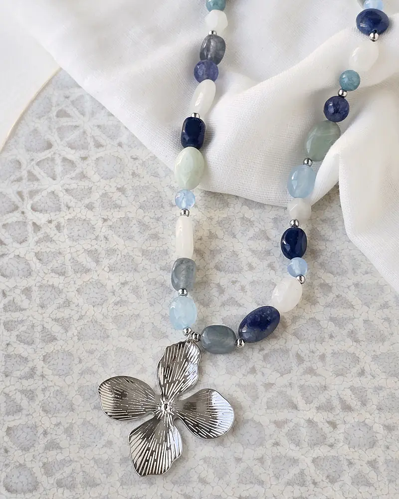 Collar piedras naturales azules con flor grande