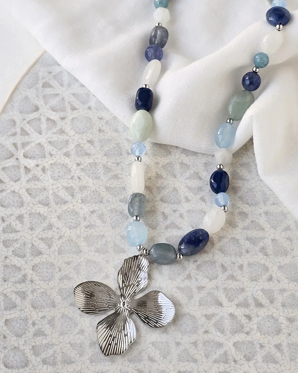 Collar piedras naturales azules con flor grande 1
