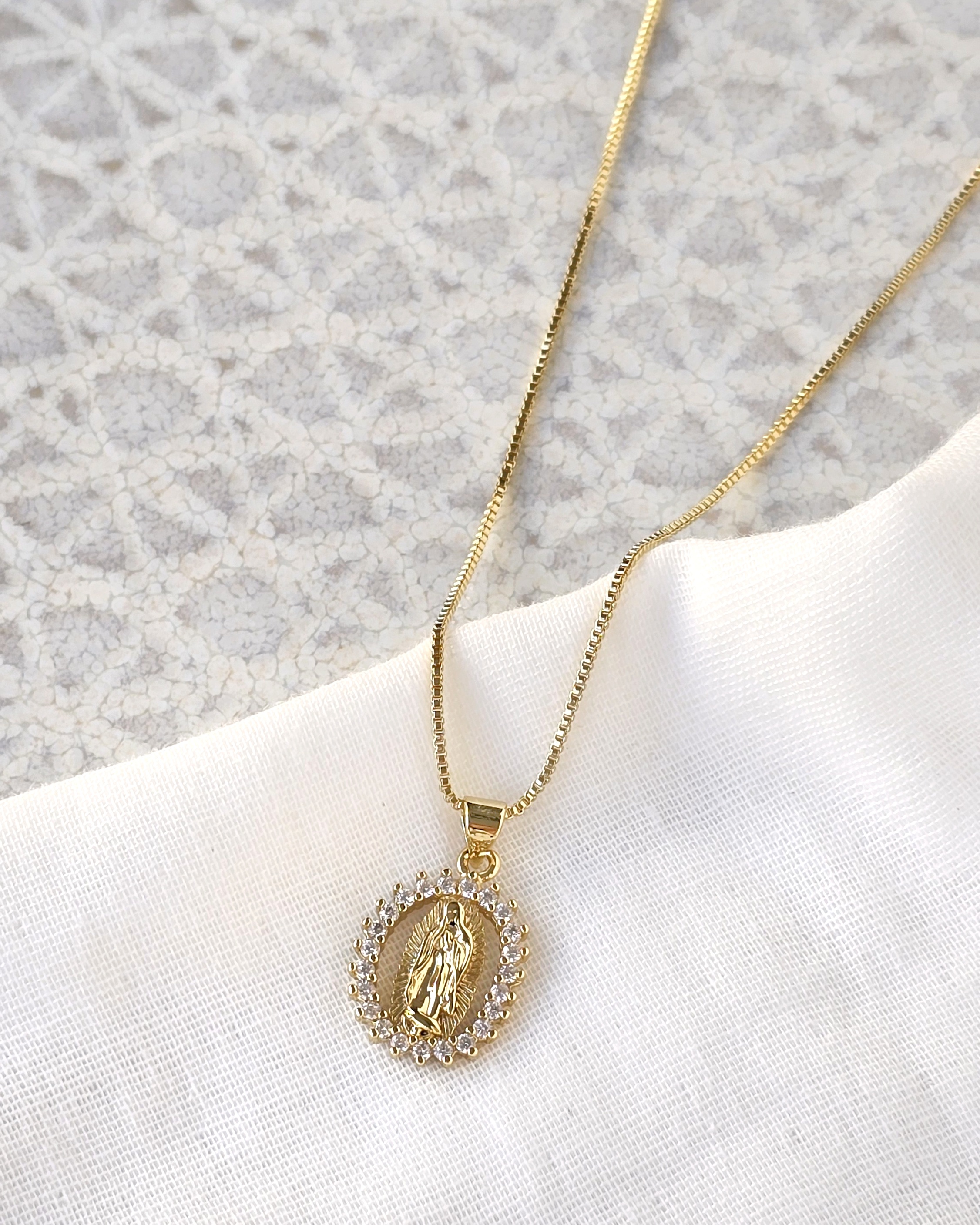 Collar virgen circonitas