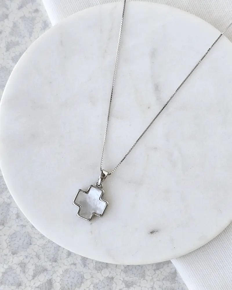 Collar cruz nácar plata