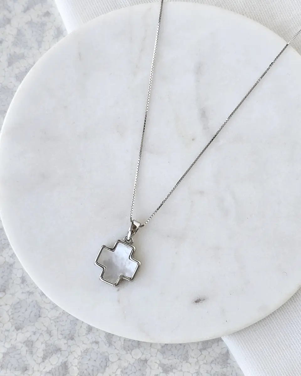 Collar cruz nácar plata 1