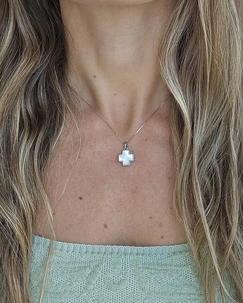 Collar cruz nácar plata