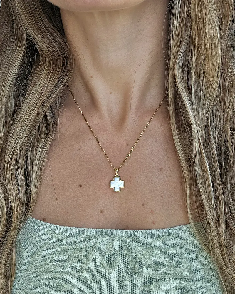 Collar cruz nácar oro