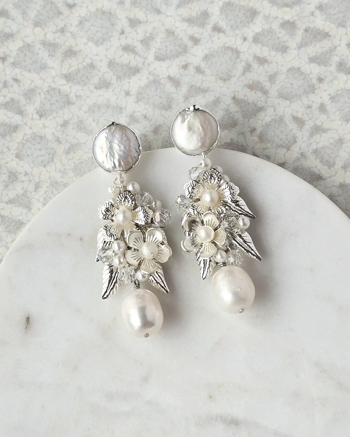 Aros bordados de hojas, flores y perlas silver  1